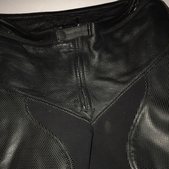 Men’s EUC DAINESE Black Moto Biker Leather Shorts Sz 56 - Picture 7 of 14